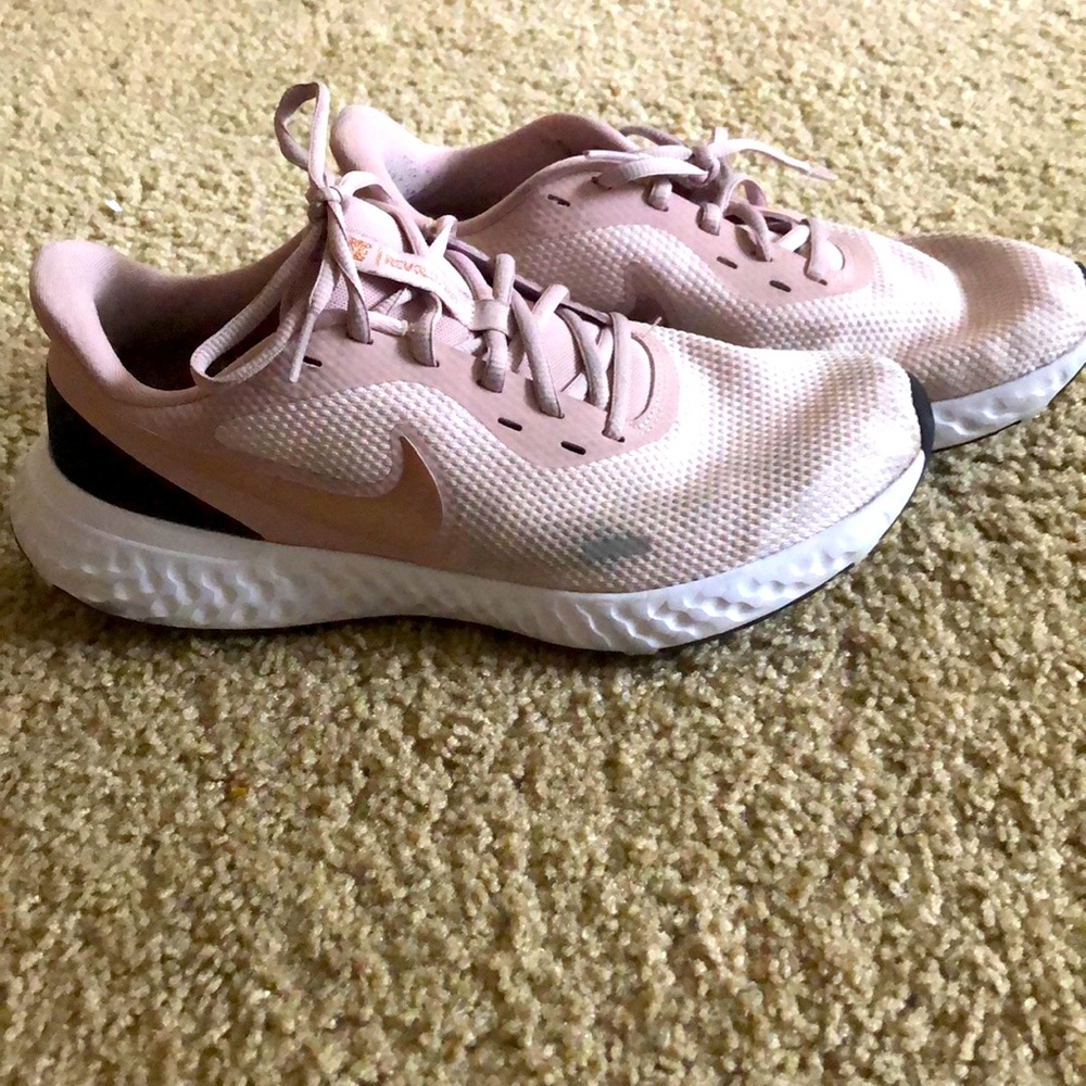Athletic shoes